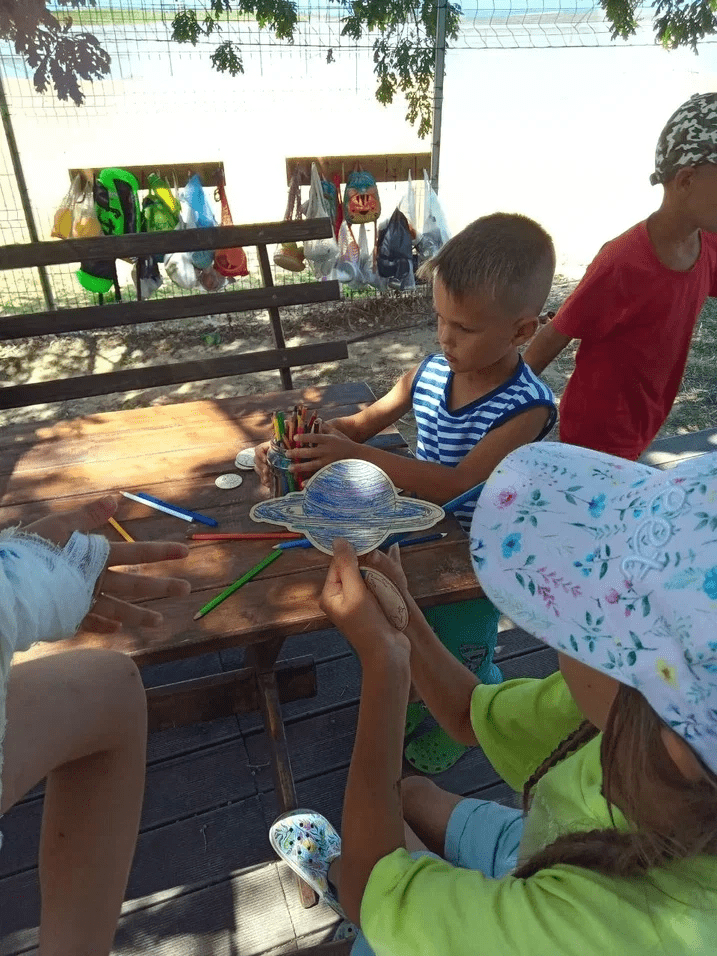 How was the summer at the children's camp in the kin’s settlement Radosvet?